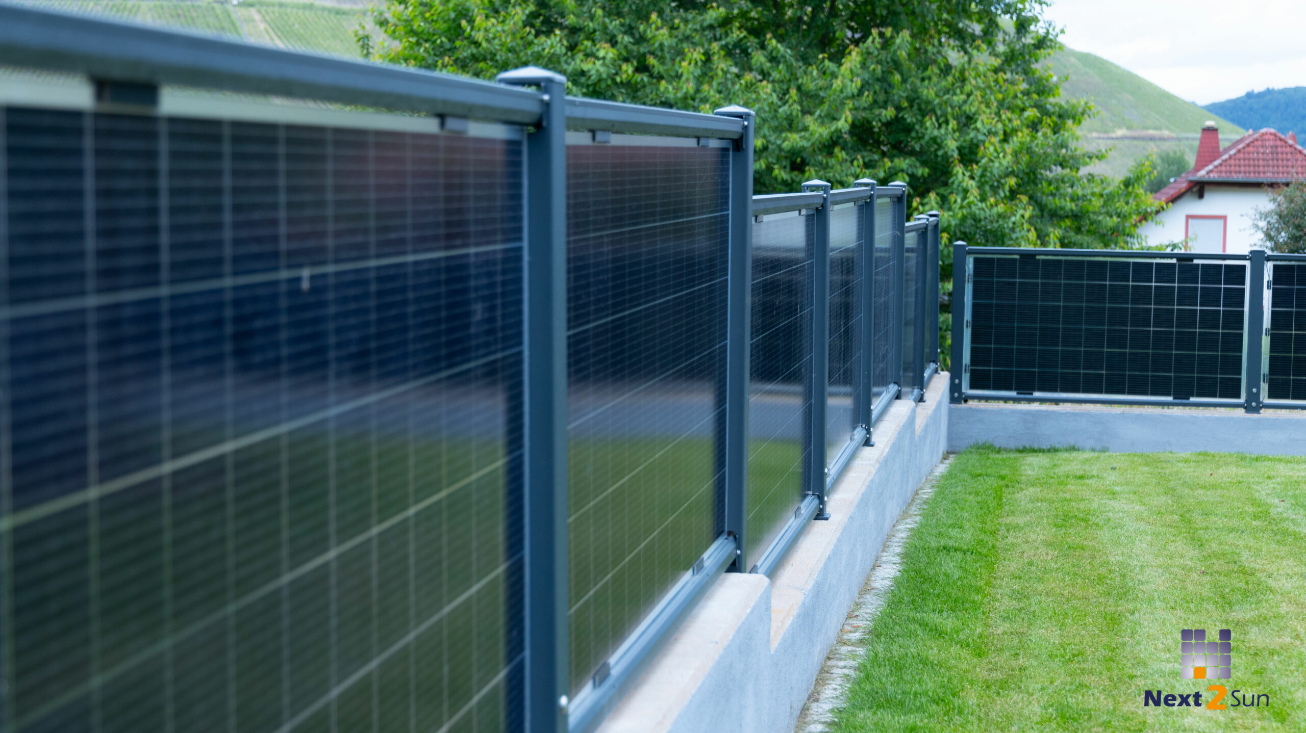 Solarzaun im Wohngebiet